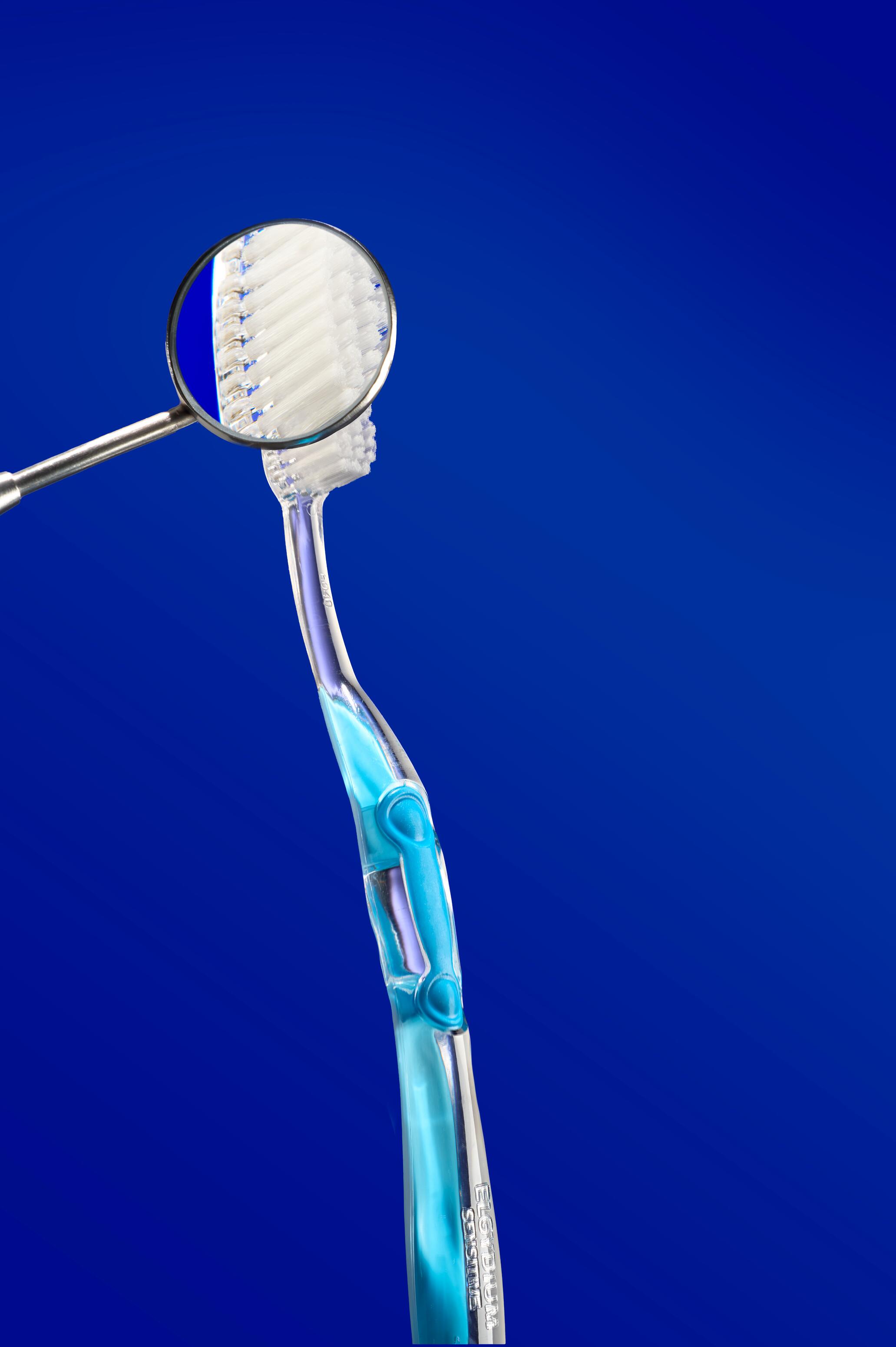 OC_ELGYDIUM_SENSIPROTECT_TOOTHPASTE_STATIC _PACKSHOT TOOTHBRUSH_9x16_2025_3577056028892